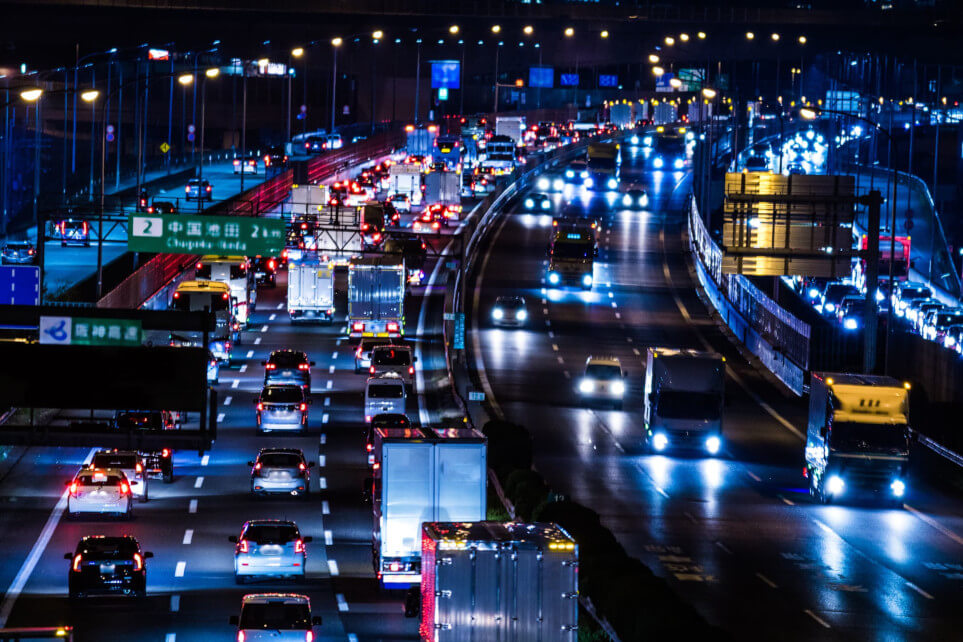 深夜の高速道路